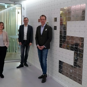 Oliver Wyman verewigt sich im Haus der Patenschaften von Plan International